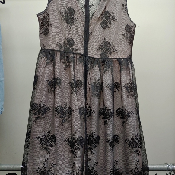 Beautiful lace dress - Picture 2 of 6